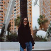 ¡Hola! Soy Sarah. Mi objetivo es ayudarte a que el aprender inglés se te haga más fácil y menos pesado. Quiero que aprender se te haga cómodo